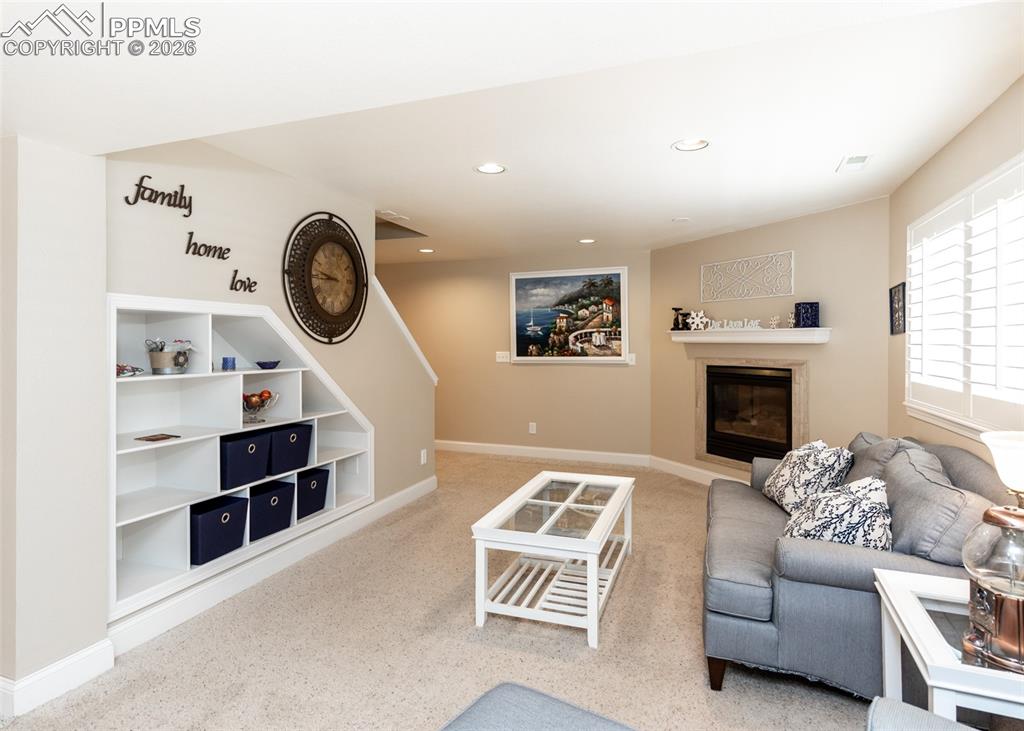 Image 43 of 50: Living Room