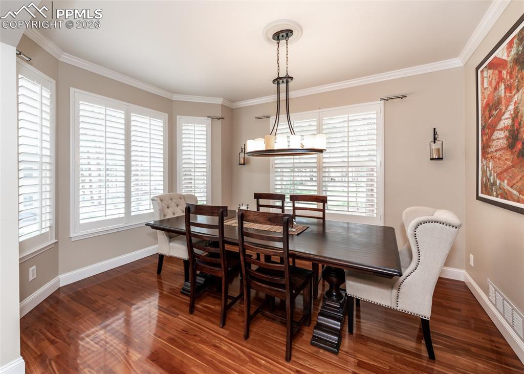 Image 6 of 50: Dining Area