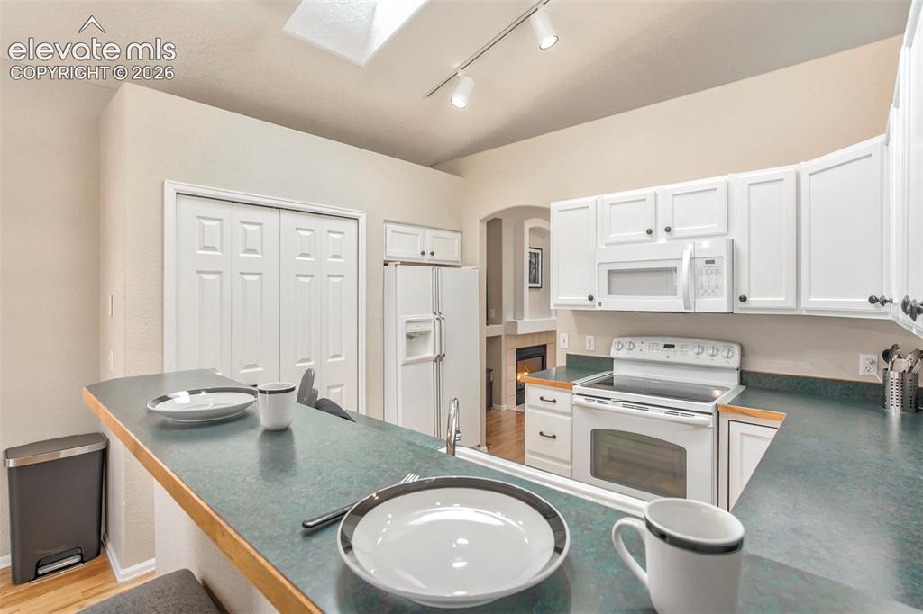 Image 10 of 25: Kitchen