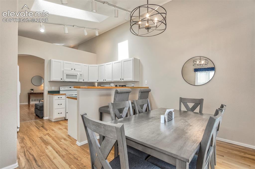 Image 11 of 25: Dining Area