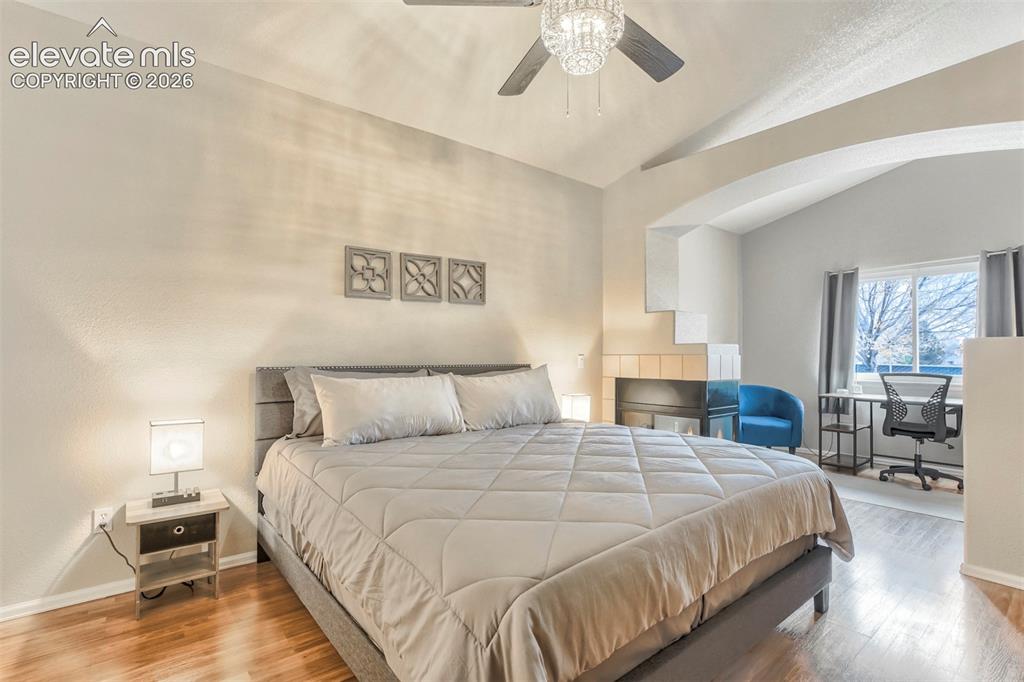 Image 16 of 25: Bedroom