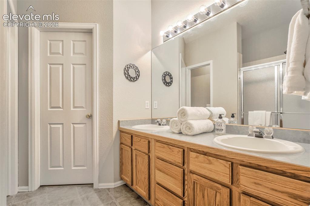 Image 19 of 25: Bathroom