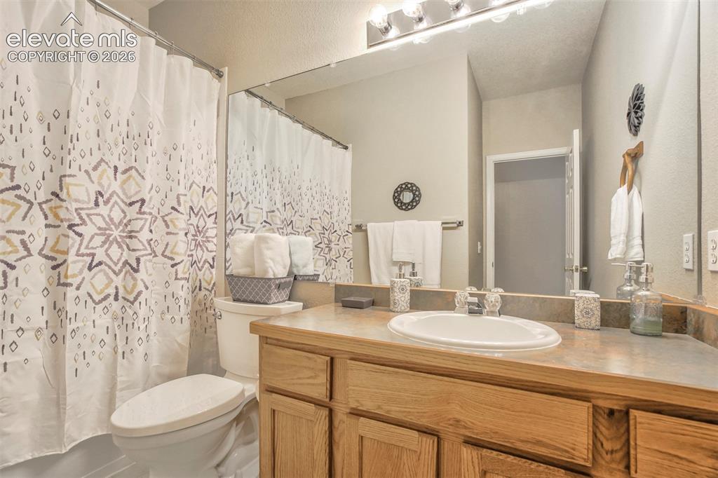 Image 23 of 25: Bathroom