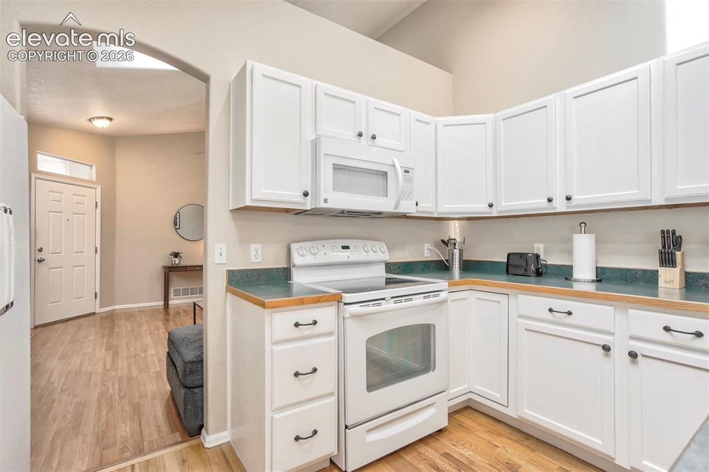 Image 6 of 25: Kitchen