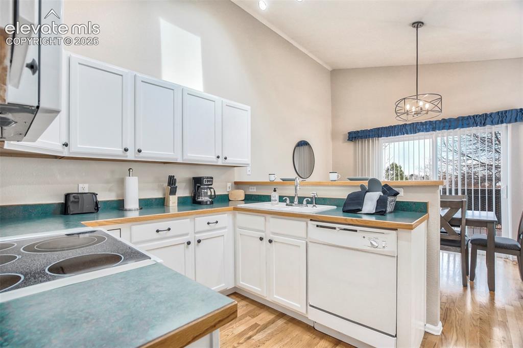 Image 8 of 25: Kitchen