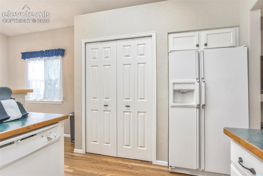 Image 9 of 25: Kitchen