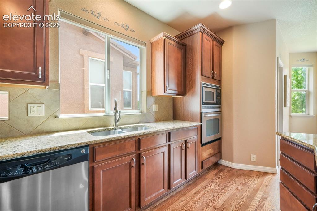 Image 17 of 50: Kitchen