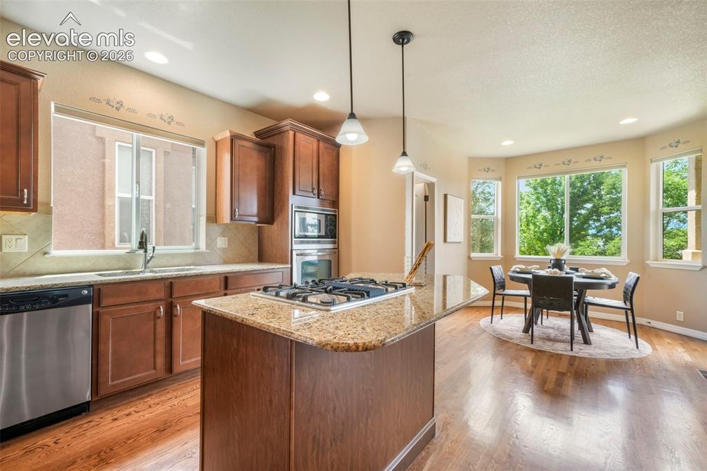 Image 18 of 50: Kitchen
