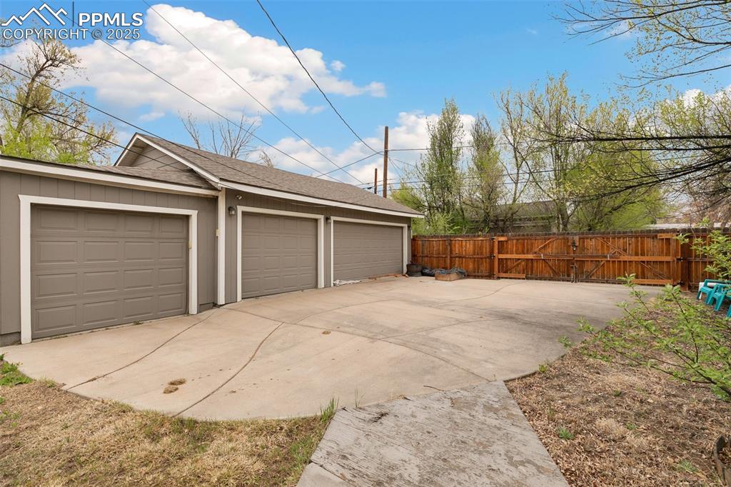 Image 24 of 29: Garage