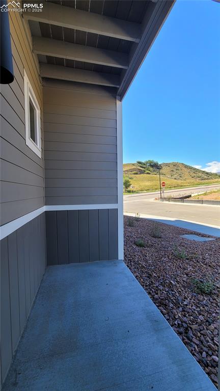 Image 7 of 28: Shower with Tile Surround!