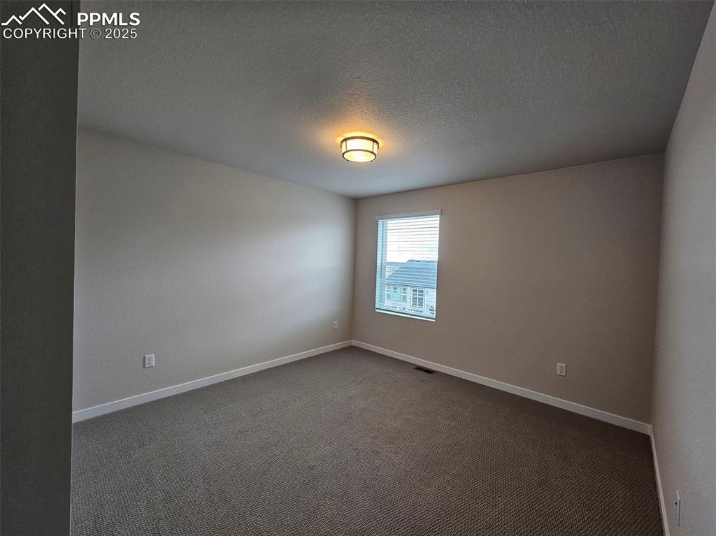 Image 18 of 24: Bedroom