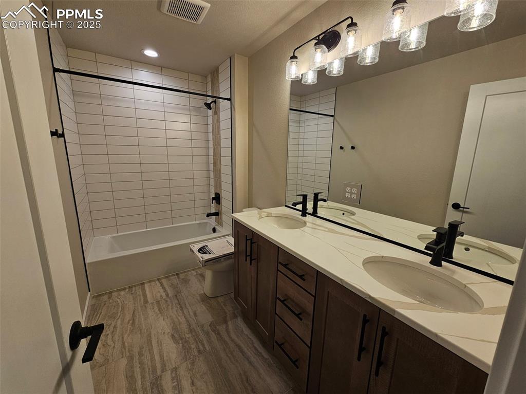 Image 19 of 24: Bathroom