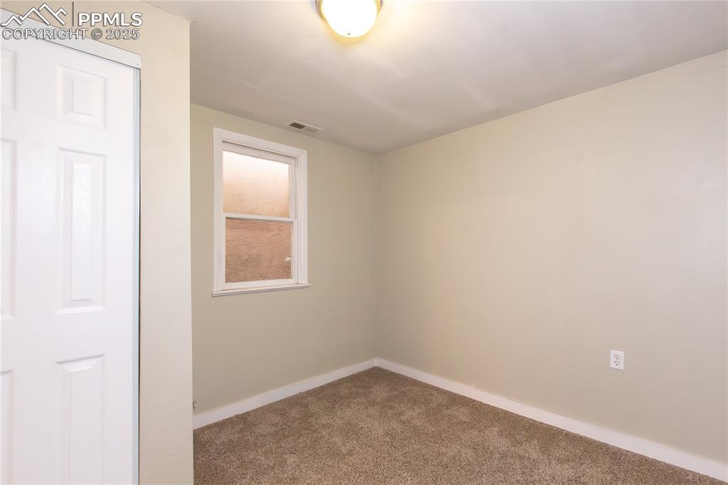 Image 10 of 20: Bedroom