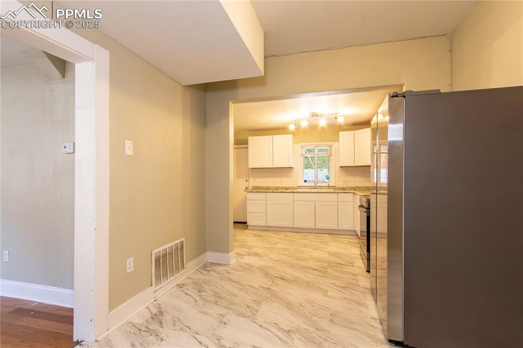 Image 11 of 20: Kitchen