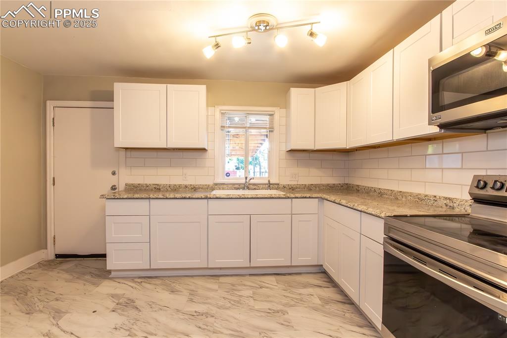 Image 12 of 20: Kitchen