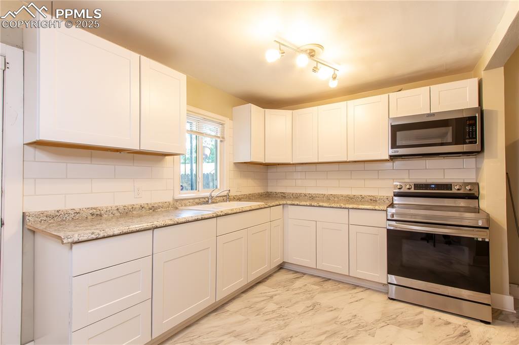 Image 13 of 20: Kitchen