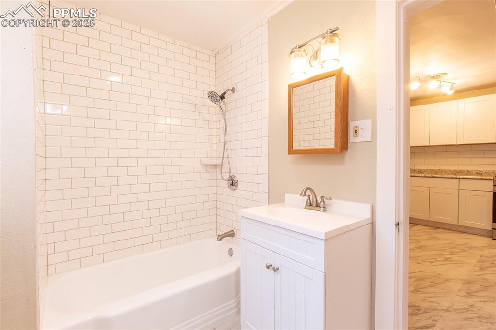 Image 14 of 20: Bathroom