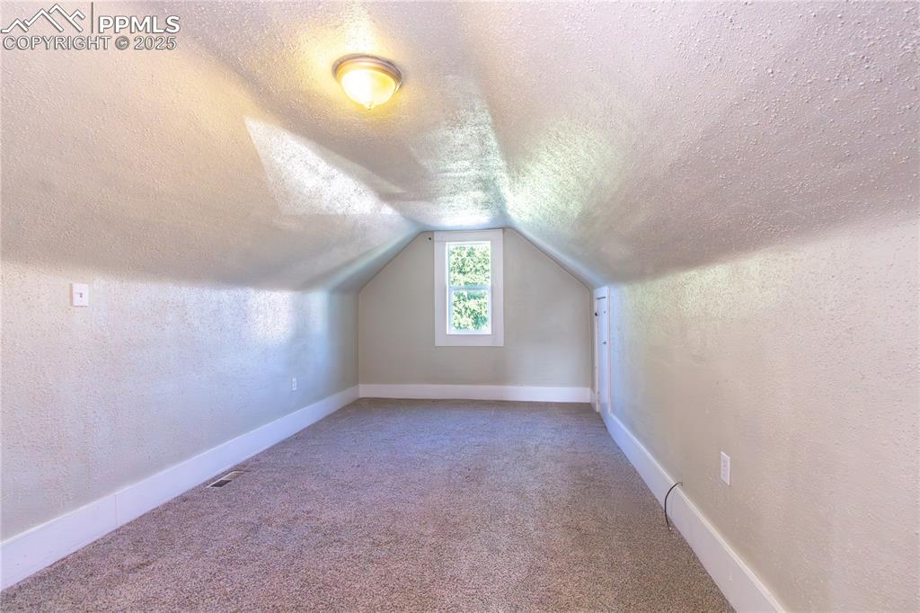 Image 15 of 20: Bedroom
