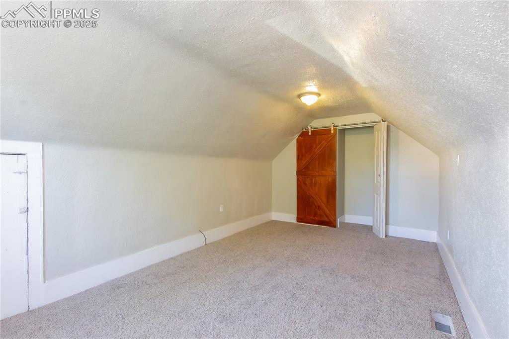 Image 16 of 20: Bedroom