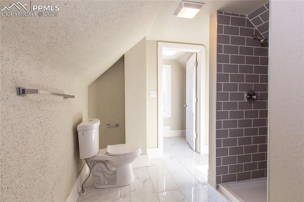 Image 17 of 20: Bathroom