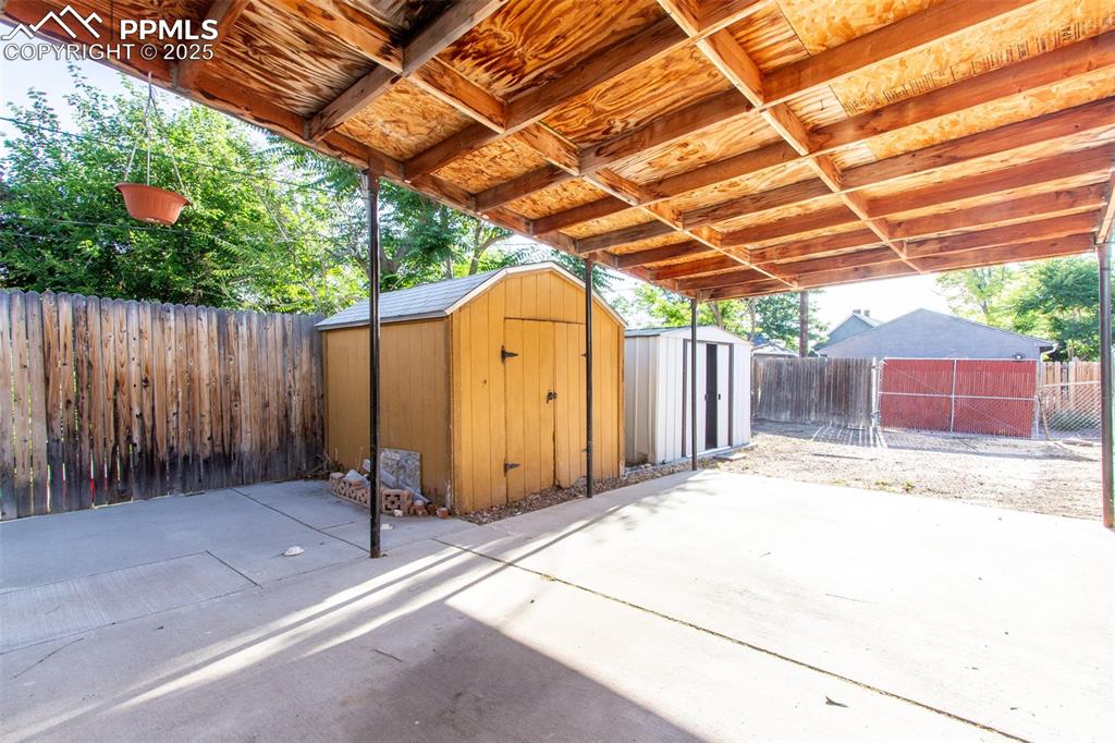 Image 18 of 20: Yard