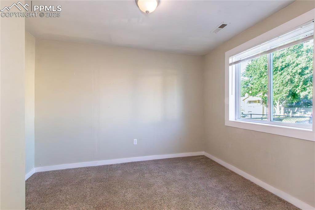 Image 6 of 20: Bedroom