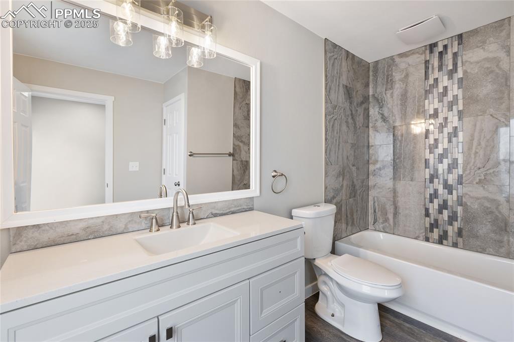 Image 19 of 37: Bathroom