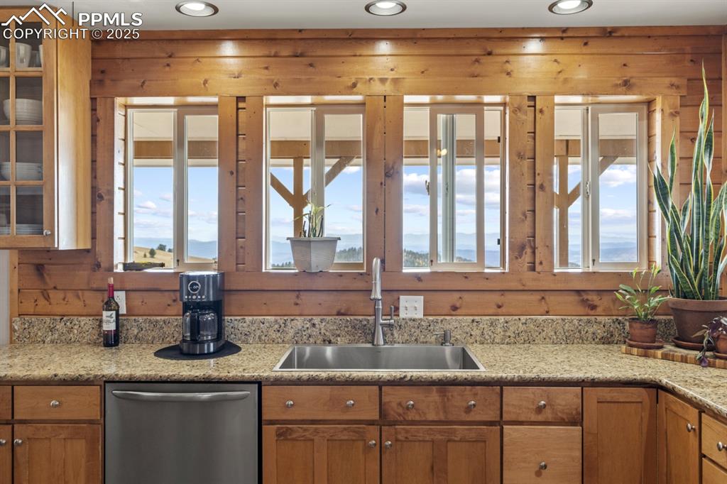 Image 10 of 25: Kitchen