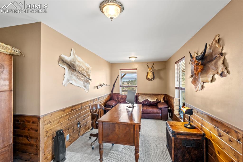 Image 14 of 25: Office