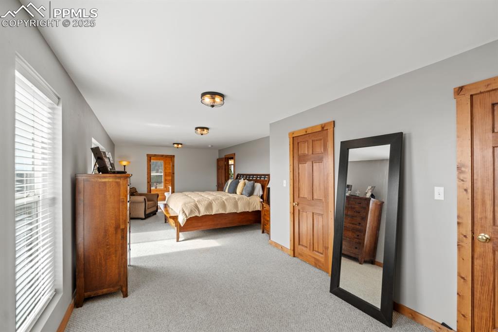 Image 16 of 25: Bedroom