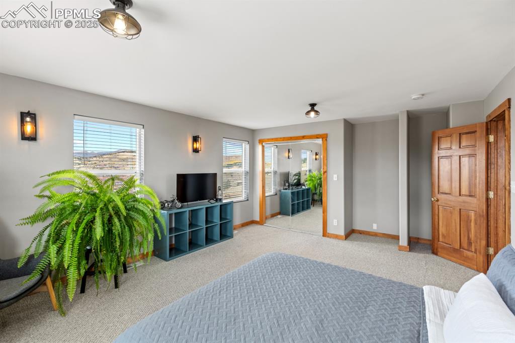 Image 23 of 25: Bedroom