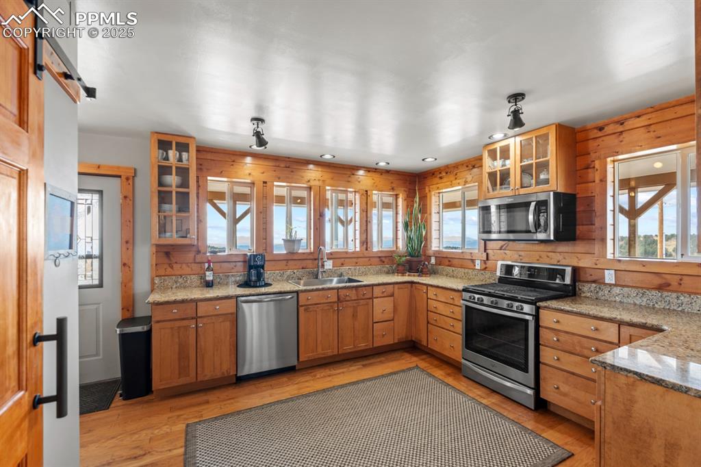 Image 4 of 25: Kitchen