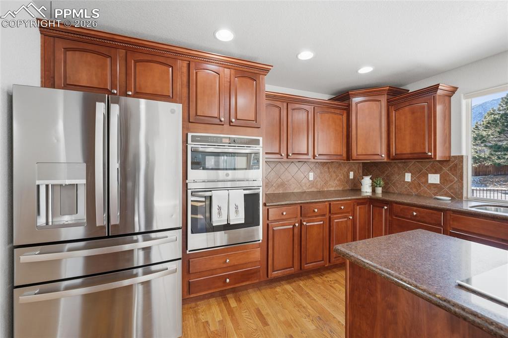 Image 10 of 49: Kitchen