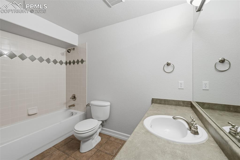 Image 43 of 49: Bathroom