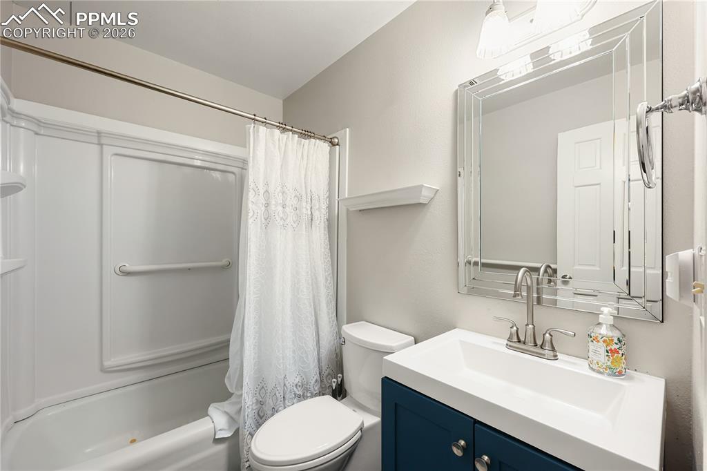 Image 10 of 26: Bathroom