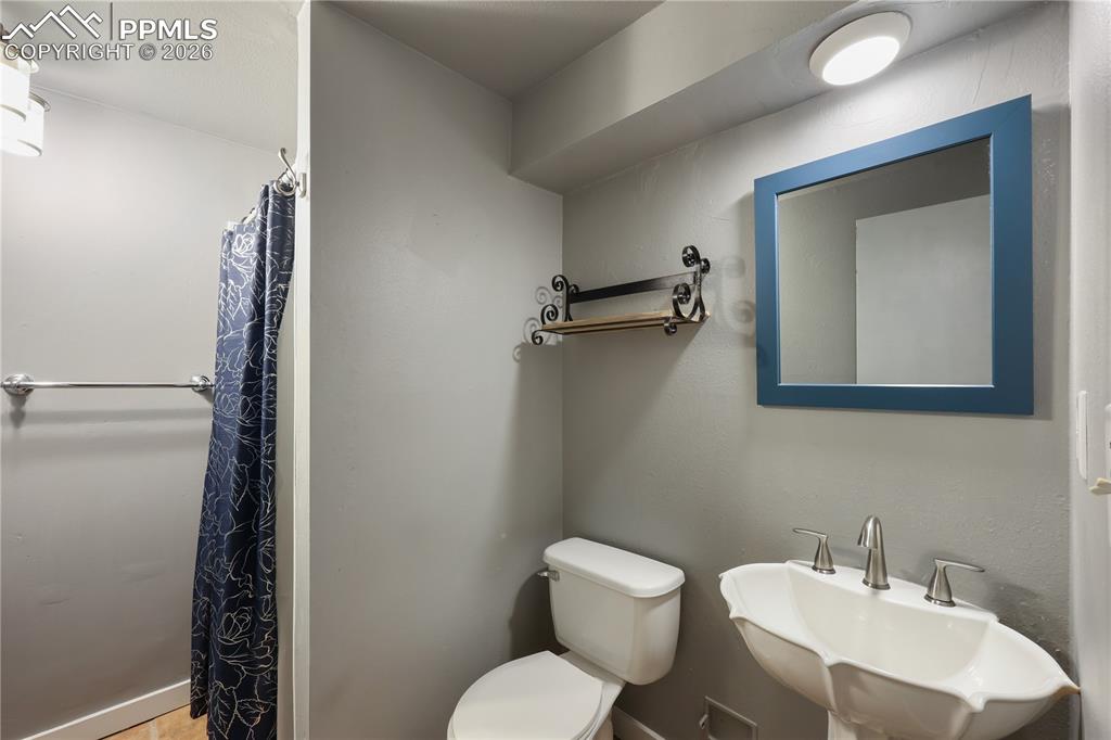 Image 24 of 26: Bathroom