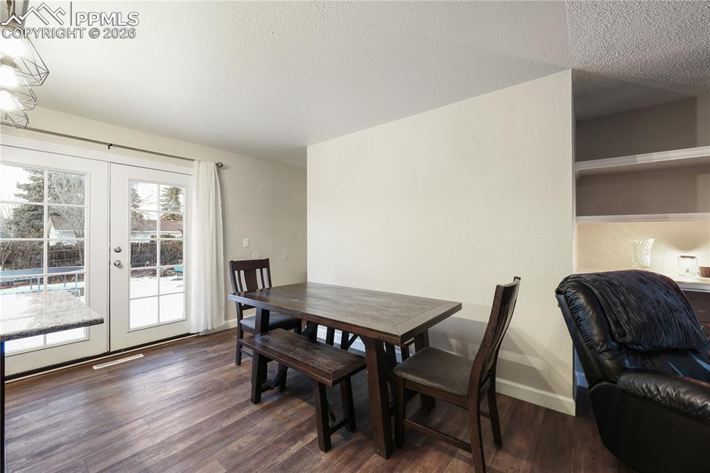 Image 7 of 26: Dining Area