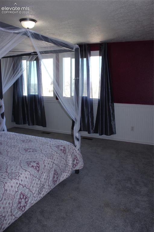 Image 19 of 25: Bedroom