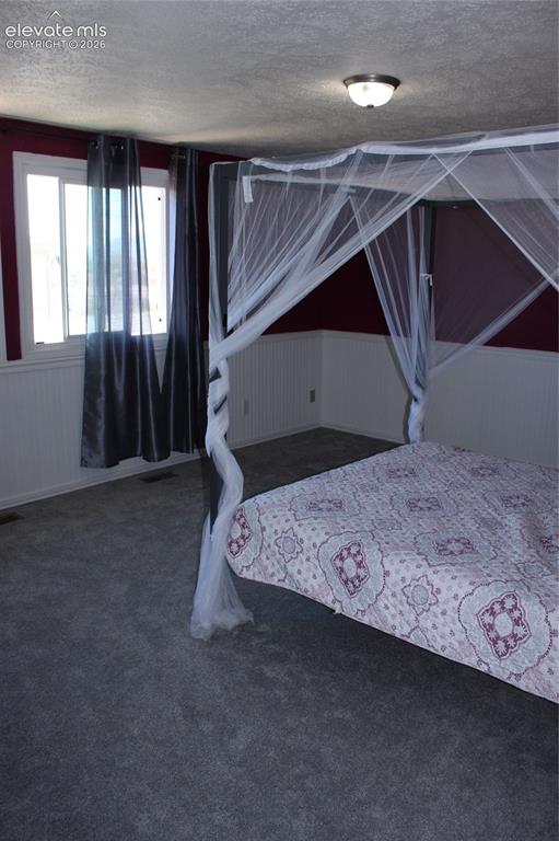 Image 21 of 25: Bedroom