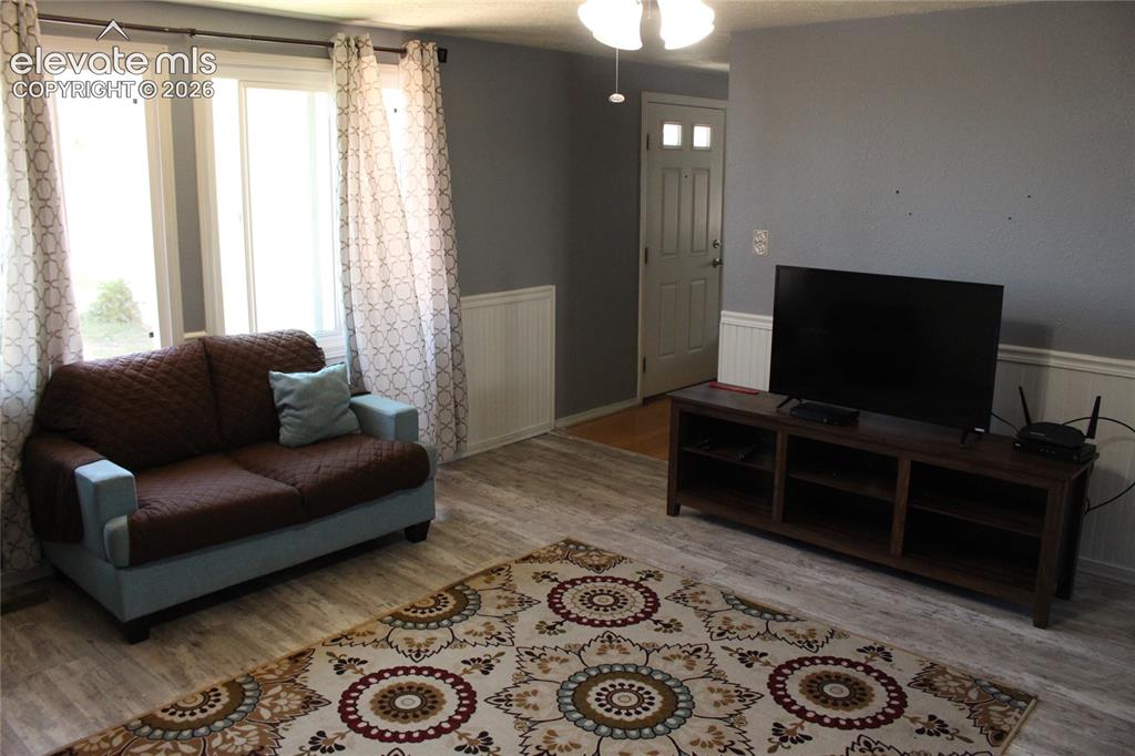 Image 5 of 25: Living Room