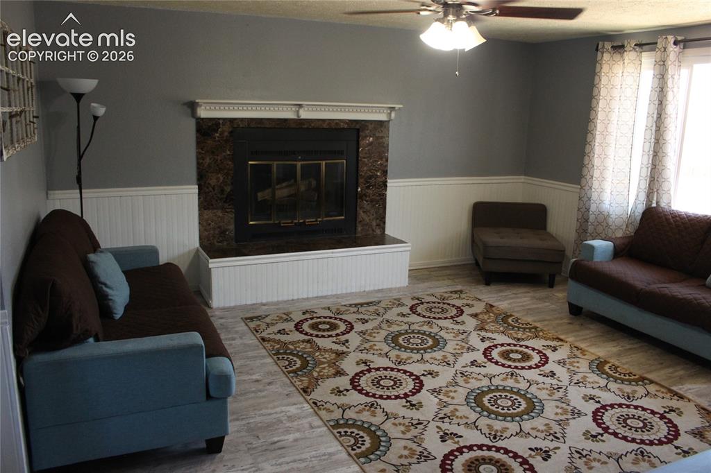 Image 6 of 25: Living Room