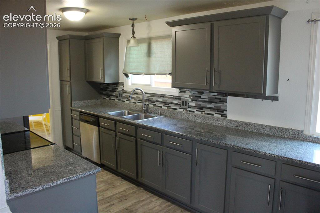 Image 7 of 25: Kitchen