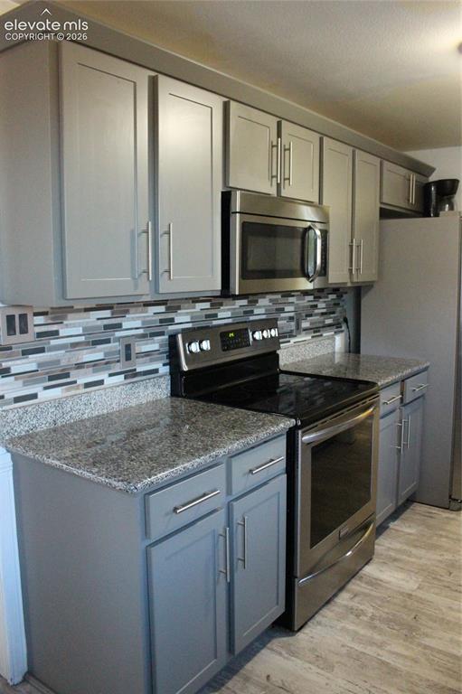 Image 8 of 25: Kitchen