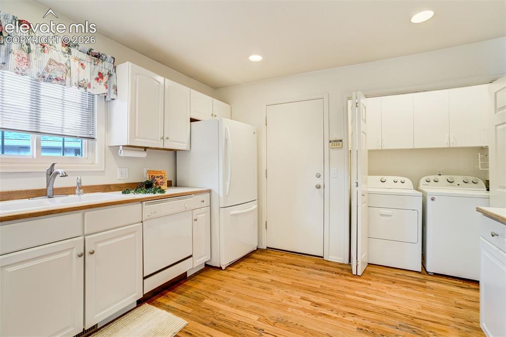 Image 10 of 50: Kitchen
