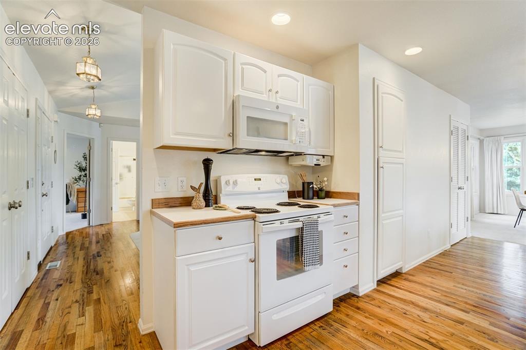 Image 11 of 50: Kitchen