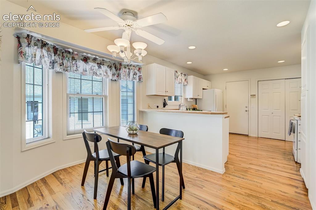 Image 14 of 50: Dining Area