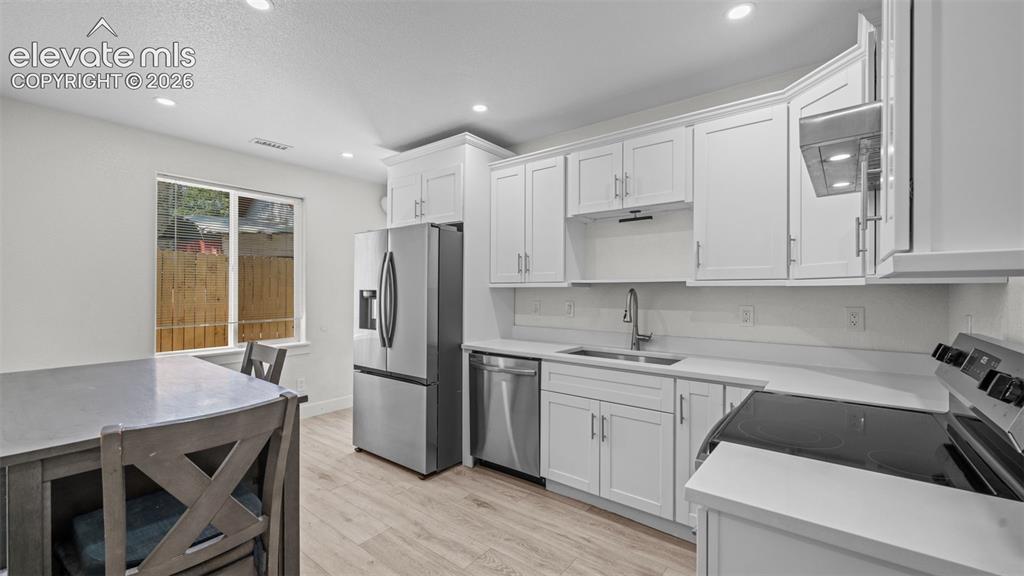 Image 10 of 24: Kitchen
