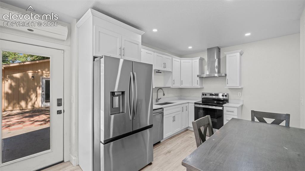 Image 11 of 24: Kitchen