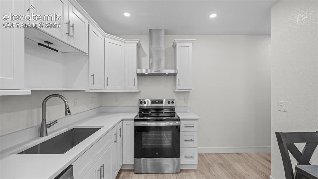 Image 12 of 24: Kitchen