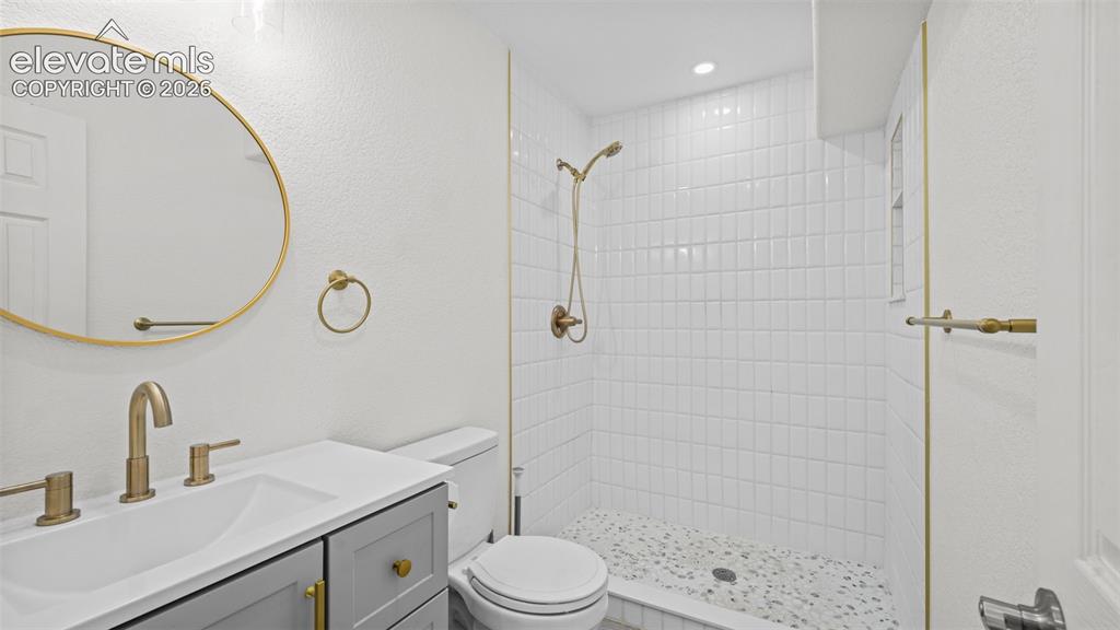 Image 17 of 24: Bathroom